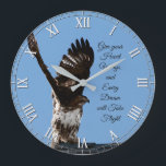 Red-Tails Hawk Raptor Inspirational Quote Stor Klocka<br><div class="desc">Den här klockan innehåller ett foto av vildlevande fantastisk av en rödskräddarsydd hök som går på toppen av ett tak med vinge som lyfts högt ovanför huvudet och som förbereder sig för att lyfta,  med en inspirerande citattecken som lyder: Ge tar din hjärtefluga Vinge och alla drömmar.</div>