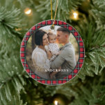 Red Traditional tartan personlig christmas Julgransprydnad Keramik<br><div class="desc">Julrött och grönt tartan pläderade snyggt elegant helgdag dekoration. Skripttext för effekten guld. Modern traditionell design.</div>