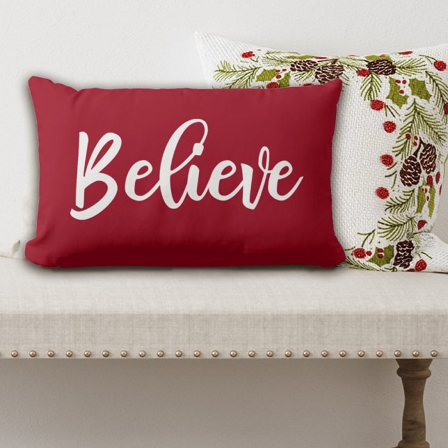 Red Tro Script-julkudde Lumbarkudde (Believe Christmas pillow in an elegant script font. so pretty for your Christmas decor.)