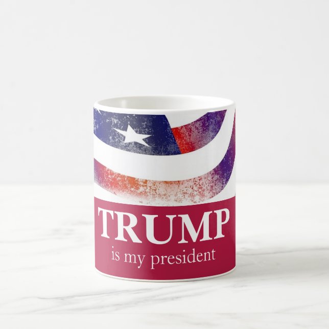 Red Trump Faded American Flagga Kaffemugg (Center)