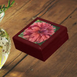 Red Variegated Dahlia Bloom Blommigt Minnesask<br><div class="desc">Förvara kryddor,  smycken och andra små keepsaker i den här presentlådan av trä med keramiskt plattor som innehåller fotobilden av en stor,  röd,  varierad Dahlia-blomma. En underbar,  blommigt design! Markera din presentruta storlek och färg.</div>