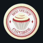 Red Velvet Cupkaka Magnet<br><div class="desc">En magnet med en illustration av en röd sammetsbit med vit isbildning inuti en dekorativ röd och vit cirkel med röd text.</div>