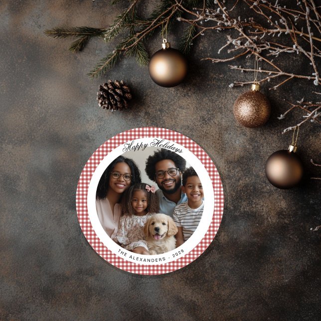 Red Vintage Gingham Round Helgdag Photo Julkort (Simple modern red gingham round greeting photo card)