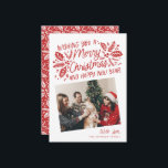Red Vintage Holly Tilted Snapshot Photo jul Julkort<br><div class="desc">Det här helgdag med festiv och chic har vårt ursprungliga,  handritade vinter-blad med söt formaterad typografi i rött och 2 tippade foton. Baksidan kommer med en matchande mönster.</div>