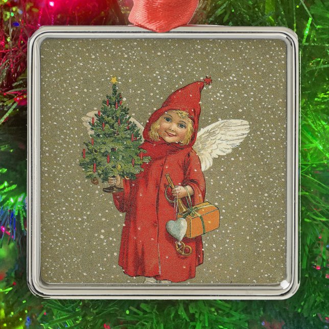 Red Vintage jul Angel Träd Julgransprydnad Metall (Victorian little angel in red cape Christmas Tree falling snow on tan christmas ornament.)