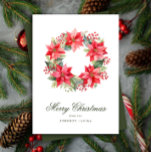 Red Watercolor Stil Poinsettia God jul Julkort<br><div class="desc">En söt vattenfärg stil-julkrans med röda bär och poinsettia-blommor ser enkel ut och elegant med klassisk helgdag på det här klassiska kortet med ett foto och utrymme för ett längre meddelande på baksidan av det här platta kortet.</div>