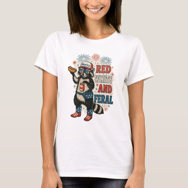Red White and Feral - Funny Patriotic Raccoon T Shirt (Framsida)