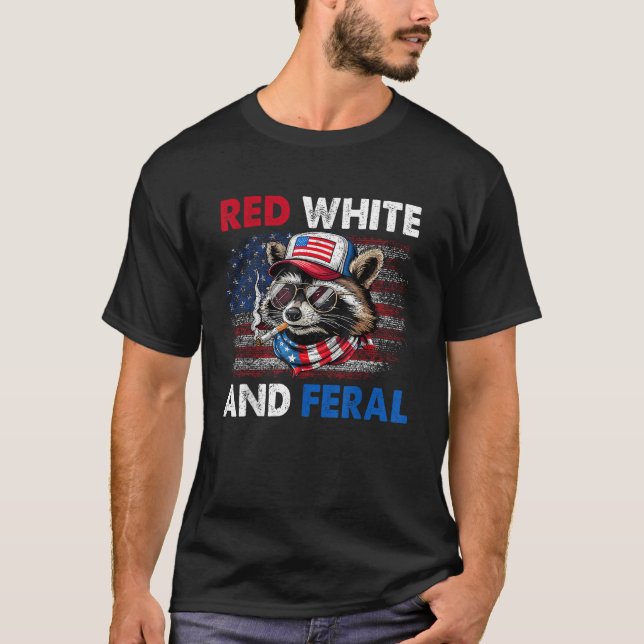 Red White and Feral Patriotic Raccoon USA flagga T Shirt (Framsida)