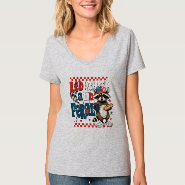 Red White and Feral Raccoon Patriotic 4:e juli T Shirt (Framsida)