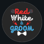 Red White and Groom FUNNY Bröllopsfest 4th of Jul Runt Klistermärke<br><div class="desc">Red White and Groom FUNNY Bröllopsfest 4:e juli</div>