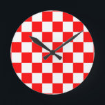 Red White Checkated Mönster Rund Klocka<br><div class="desc">Utformning av rutorna Mönster vid röd och vit kontroll</div>