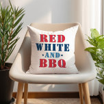 Red White och BBQ Fjärde juli Kudde<br><div class="desc">Snyggt Fjärde juli-helgdag har en roligt med "Röd vit och BBQ"-typografi i rött,  vitt,  blått,  marint färg med stjärnaccenter. En samordnande marinblått med vit stjärna mönster visas på baksidan.</div>