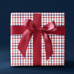 Red White och Blue Houndstooth Mönster Presentpapper<br><div class="desc">Den Pappra täckningen av Red White och Blue Houndstooth Mönster har en enkel houndstooth mönster i rött,  vitt,  blått och silver. Perfekt för presentpresenter för Fars dag,  födelsedag,  jul,  helgdagar med mera. Skapat av Evco Studio www.zazzle.com/store/evcostudio</div>