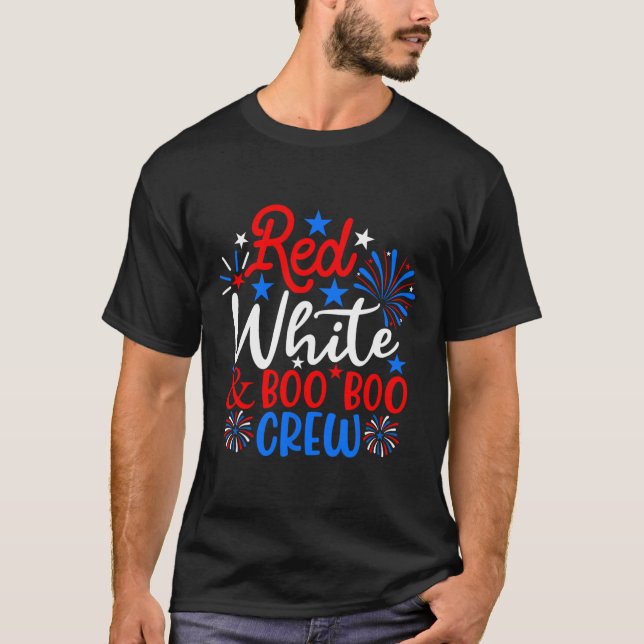 Red White och Boo Boo Crew 4:e juli sjuksköterska T Shirt (Framsida)
