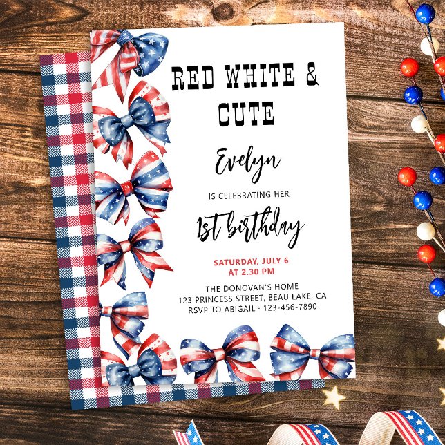 Red White och Cute Bows oavsett ålder Barns födels Inbjudningar (Fourth of July themed kids birthday invitation with red white and blue hair bows)