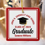 Red White Student 2025 Personlig jul Julgransprydnad Keramik<br><div class="desc">Denna moderna,  röda och vita julprydnad i student i anpassningsbar har klassens typografi av universiteten eller college namn för 2025-klassen. Anpassa med ditt graderingsår bredvid handskrivet skript för chic och svart graderingshölje för en gåva med grattisar för underbar personlig studenten.</div>