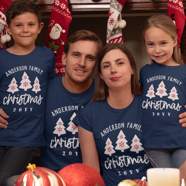 Red White Träd Snowflake-familjen Namn jul T Shirt (Skapare uppladdad)