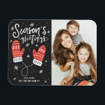 Red Winter Mittens Photo Season Greetings Magnet<br><div class="desc">Fira helgdag med anpassadets fotojulmagnet! Med den här magneten får du perfekt att fånga dina favoritfeststunder och du kan skapa en unik keepé som visar familjens glädje och kärlek under julhelgen. Den här fotojulmagneten har modern kalligrafi och röda vinter-vinter. Anpassa genom att lägga till information. Anpassadets magnet ger en tankfull...</div>