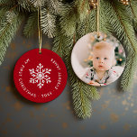 Red Winter Snowflake First jul Keepsaké Julgransprydnad Keramik<br><div class="desc">Keramisk helgdag är en ornament personlig med din baby-bild och anpassningsbar "Min första jul". Den här enkla, moderna helgdag har en vit snöflake på en fektiv röd bakgrund. Använda designen verktyg om du vill välja färg som bakgrund, redigera typsnitt och färger och lägga till egna foton för att skapa dina...</div>