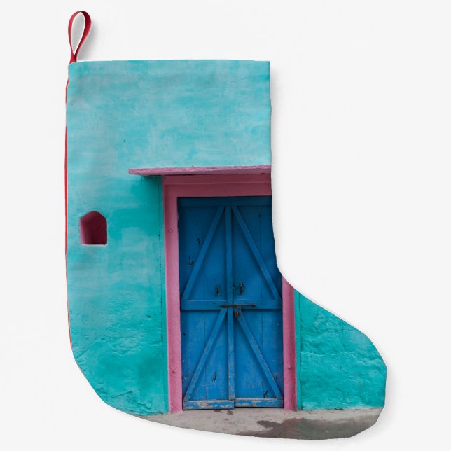 RED WOODEN DOOR PÅ BLUE CONRETE WALL LITEN JULSTRUMPA (Framsidan)