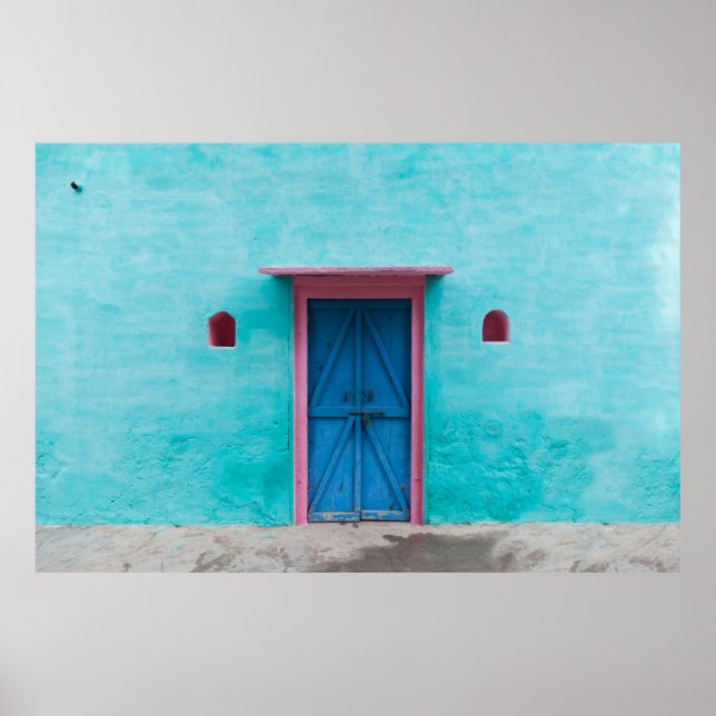 RED WOODEN DOOR PÅ BLUE CONRETE WALL POSTER (Framsidan)