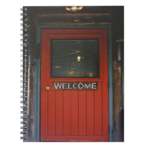 RED WOODEN STÄNGD DÖRR ANTECKNINGSBOK