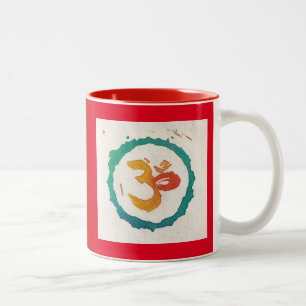 Red Yoga Om calligraphy Två-Tonad Mugg