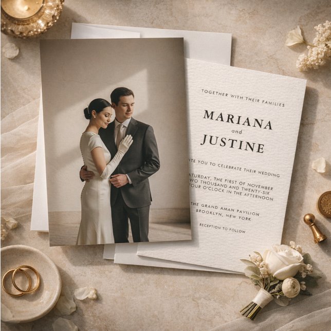 Redaktionell minimalistisk vinterbröllopsfotolayou inbjudningar (Editorial Minimalist Winter Wedding Photo Layout | Modern Couple Script Wedding Invitation )