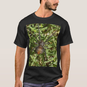 Redback Spider på Grönt Grass. T-shirt