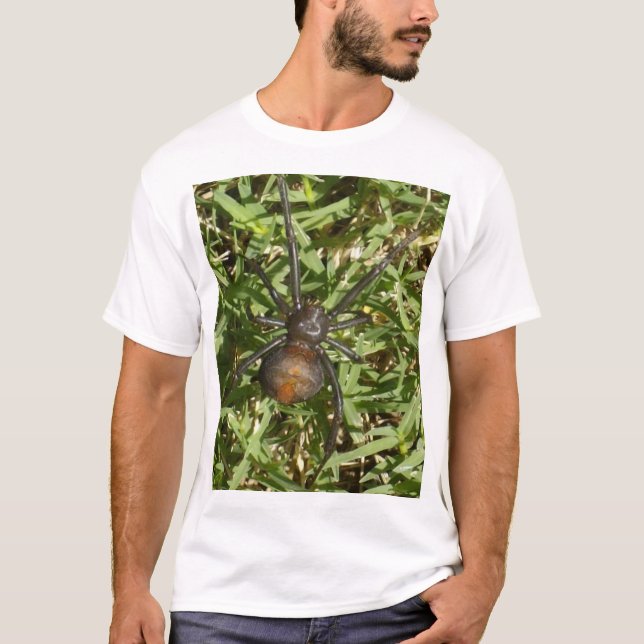 Redback Spider på Grönt Grass. Tee Shirt (Framsida)
