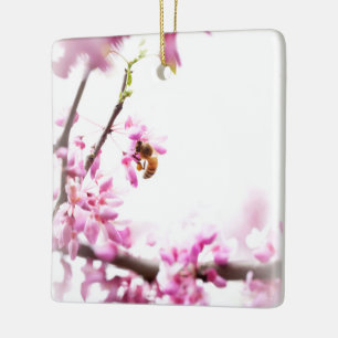 Redbud och honungsbin i Springtime Julgransprydnad Keramik