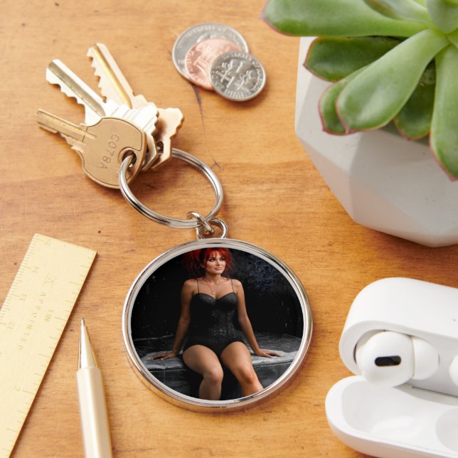 Redhead Sitting in the Dark keychain Rund Silverfärgad Nyckelring (Skrivbord)