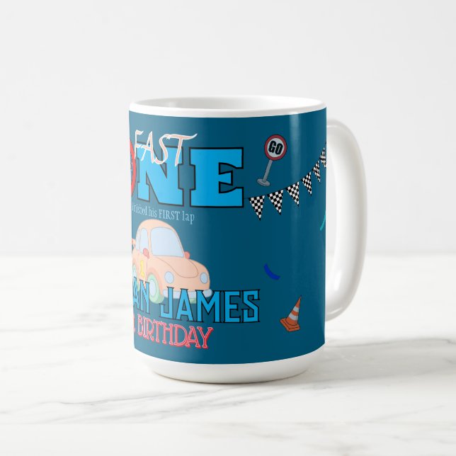 Redigerbar blå racing pojke 1-års födelsedagsinbju kaffemugg (Framsida höger)