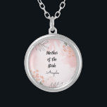 Redigerbar text för budens mamma silverpläterat halsband<br><div class="desc">Detta vackra halsband i snyggten för budens mamma har ett snabbt handskrivet skript i svart och en redigerbar plats för hennes namn.</div>