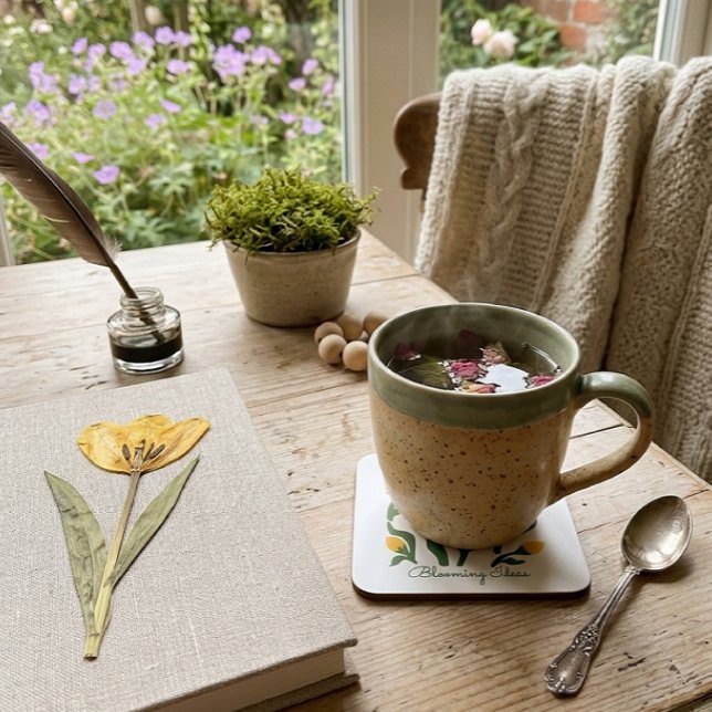 Redigerbar text Gul Tulpan Minimalistisk Estetik Underlägg Papper Kvadrat (Cottagecore style: Blooming Ideas tulip coaster on a rustic table. Mindful living and floral decor.)
