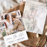 Redigerbart handsskrivet vitt Spara datumfoto Vykort<br><div class="desc">Modern och Elegant Photo Save the Date Bröllop Card. Datuminbjudan innehåller vit handsauktoriserad typografi och chic och enkel design på en vit bakgrund som du kan lägga till ditt anpassade förlovning-fotografi bild till.</div>
