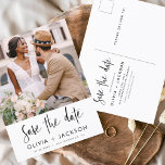 Redigerbart handsskrivet vitt Spara datumfoto Vykort<br><div class="desc">Modern och Elegant Photo Save the Date Bröllop Card. Datuminbjudan innehåller vit handsauktoriserad typografi och chic och enkel design på en vit bakgrund som du kan lägga till ditt anpassade förlovning-fotografi bild till.</div>