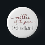 Redigerbart Mor i Groom Ro Guld Glitter 1 Knapp<br><div class="desc">Uttrycket"mor i groomen" återges i ett fantastiskt, modernt skript som har förskönats med faux ro guld glitter. Nedan kan du lägga till en namn. Namn typsnitt, storlekare, färg och position kan justeras om du vill. Du kan också ta bort namn och centrera eller placera om "mor i groombilden", om det...</div>