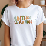 Redigering av Groovy Retro är min syntax, redigera T Shirt<br><div class="desc">Retro-stil: "Editing is My Vibe" t-shirt för redaktörer och korrekturläsare.</div>