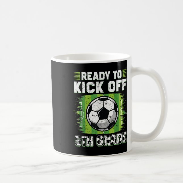 Redo att kicka igång 5:e klassens fotboll första d kaffemugg (Höger)