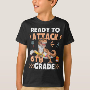 Redo för att attackera 6e Klass-apparaten Dinosaur T Shirt