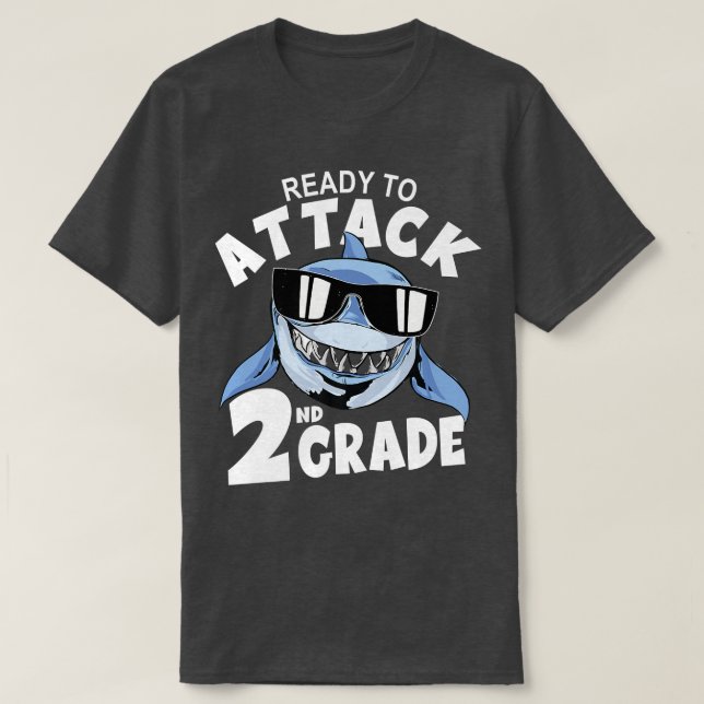 Redo för att attackera andra Klass-hajFörsta dagen T Shirt (Design framsida)