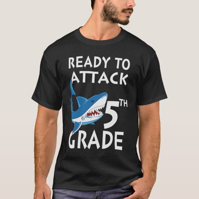 Redo för att attackera femte Klass-Klass-hajen T Shirt (Framsida)
