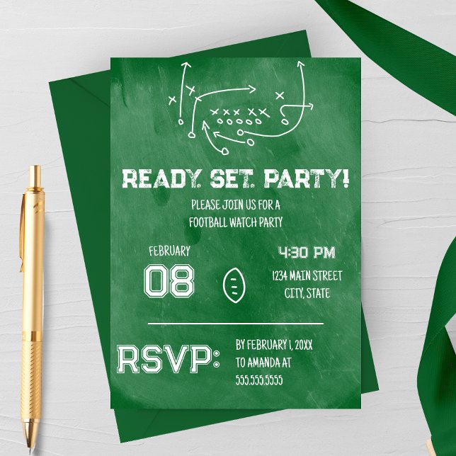 Redo för fest Fotbollstittar-fest Inbjudan (Ready Set Party | Xs and Oxs | Football Watch Party Invitation | Green Chalkboard)