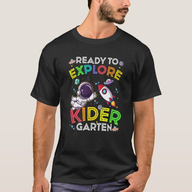 Redo till Kindergarten Cute Astronaut Kids T Shirt (Framsida)