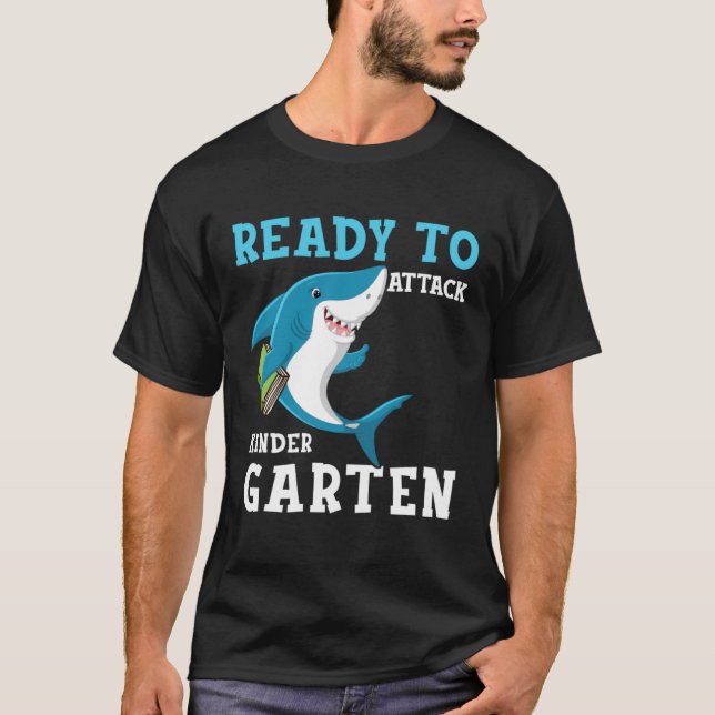 Redot Shark Studenter för att attackera Kindergart T Shirt (Framsida)