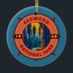 Redwood National Park Retro Compass Emblem Julgransprydnad Keramik<br><div class="desc">Färgvektorteckningens design. Parken skyddar stora prairier,  ekskogar,  vild floder och 40 sjömil hårt kusten.</div>
