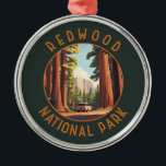 Redwood National Park Retro Distress Circle Julgransprydnad Metall<br><div class="desc">Färgvektorteckningens design. Parken skyddar stora prairier,  ekskogar,  vild floder och 40 sjömil hårt kusten.</div>
