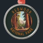 Redwood National Park Retro Distress Circle Julgransprydnad Metall<br><div class="desc">Färgvektorteckningens design. Parken skyddar stora prairier,  ekskogar,  vild floder och 40 sjömil hårt kusten.</div>