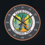 Redwood nationalpark Chandelier Träd Badge Rund Klocka<br><div class="desc">Färgvektorteckningens design. Parken skyddar stora prairier,  ekskogar,  vild floder och 40 sjömil hårt kusten.</div>